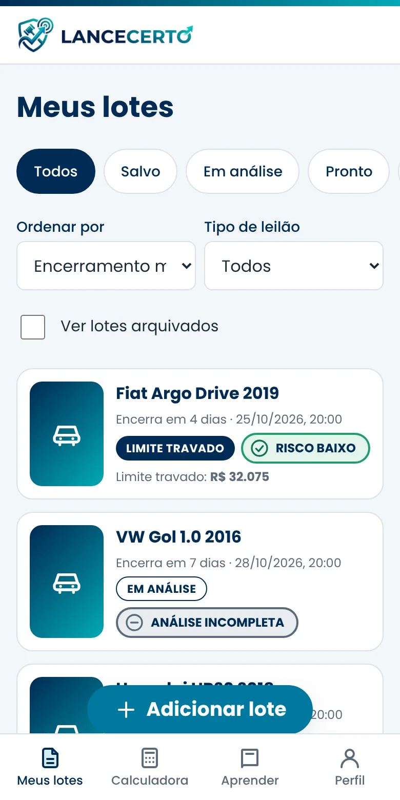 Lista Meus lotes, com o Fiat Argo com limite travado e risco baixo e o VW Gol com análise incompleta.